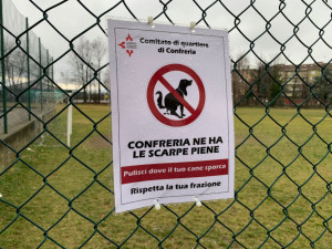 Confreria, spariti tutti i cartelli affissi per sensibilizzare i padroni dei cani a pulire le deiezioni