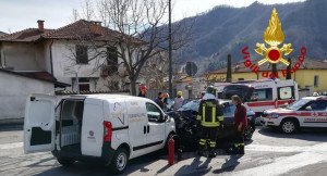 Barge, frontale fra auto e furgone in via Bagnolo