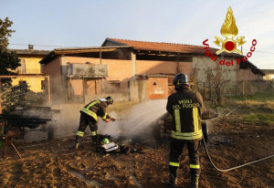 A fuoco due rimorchi agricoli a Barge, lungo intervento dei pompieri