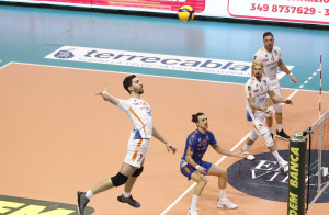 Pallavolo A2/M: Mondovì torna a mani vuote da Siena, ma la salvezza è a un passo