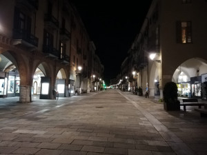 Cuneo ai tempi del Coronavirus, le immagini della città deserta alle nove di sera