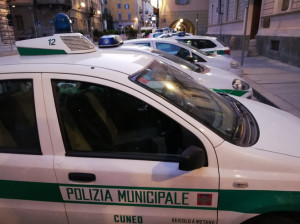 Cuneo, molesta i passanti e insulta gli agenti della Municipale: denunciato 