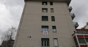 ‘Andrà tutto bene’: lo striscione compare dalla finestra dell’ospedale Santa Croce