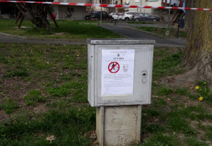 A Verzuolo 250 cartelli per vietare le passeggiate e panchine 'impacchettate'