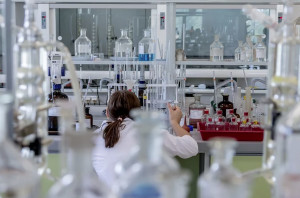 Ecco come viene prodotto il gel igienizzante nei laboratori dell'Arpa (VIDEO)