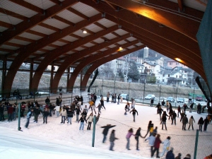 Apre la pista di pattinaggio su ghiaccio