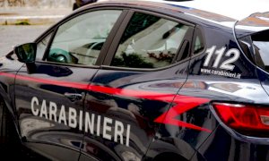 Insegue il conducente di un furgone per tirargli un pugno (filmando tutto): denunciato