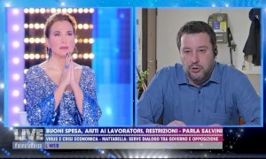 Salvini prega con Barbara D'Urso in diretta tv, Chiara Gribaudo: 'Da voltastomaco'