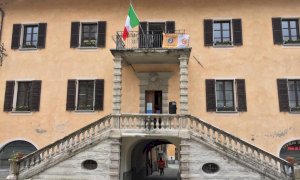 Il Comune di Limone Piemonte ammaina la bandiera dell'Unione Europea