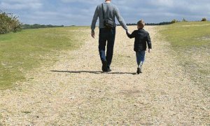 Passeggiare con i propri figli è consentito (ma ad alcune condizioni)