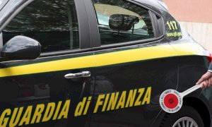 Importava mascherine grazie a false dichiarazioni, poi le vendeva a privati: denunciato un imprenditore cinese