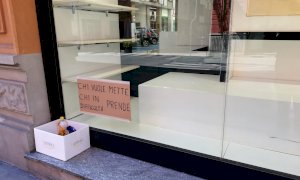 ‘Chi vuole mette, chi è in difficoltà prende’: un angolo di solidarietà nel centro di Cuneo