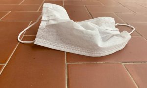 Troppe mascherine abbandonate sui marciapiedi, il Comune striglia i Cuneesi: ''Fate più attenzione''