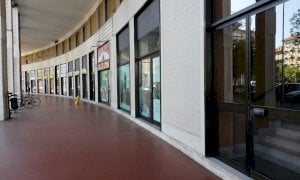 Cuneo, ancora vandalismi nella zona della stazione: colpito il vetro di un portone