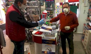 Bra, il Comune e i commercianti distibuiscono mascherine ''per fare la spesa''