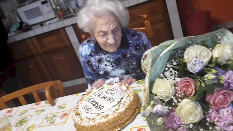 Festa per i 112 anni di Erminia Bianchini Defilippi: a Diano d’Alba abita la donna più anziana d’Italia