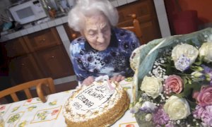 Festa per i 112 anni di Erminia Bianchini Defilippi: a Diano d’Alba abita la donna più anziana d’Italia