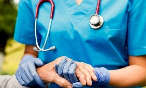 'Lutto sui camici di tutti gli infermieri e professionisti della sanità fino al primo maggio'