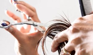 Acconciatori ed estetisti sul piede di guerra: 'Inaccettabile un altro mese di fermo obbligato'