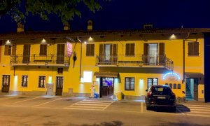 Anche a Busca bar e ristoranti con serrande su e luci accese in segno di protesta