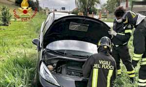Auto fuori strada a Neive, ferito il conducente