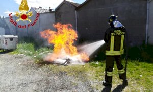 Bagnolo Piemonte, i pompieri estinguono il rogo di un cassonetto