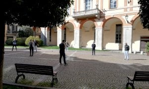 Cuneo, in piazza la protesta delle ‘Mascherine Tricolori’: ‘Dove sono le misure a sostegno dell’economia?’