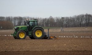 Travolto dal suo trattore a Loreto di Fossano: 67enne ricoverato in codice rosso