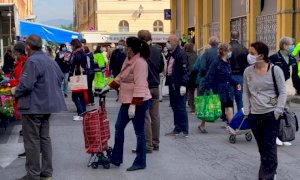 Cuneo, coda ordinata al mercato alimentare del martedì