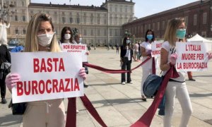 'Non ripartire significa morire': la protesta di parrucchieri ed estetiste di fronte al palazzo della Regione