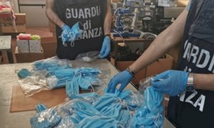 Trenta mila mascherine non a norma sequestrate in Emilia: alcune erano dirette nel Cuneese