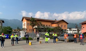 Rifreddo, amministratori e volontari consegnano una mascherina per ogni residente