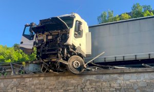 Aisone, camion esce di strada lungo la statale e sfonda il parapetto
