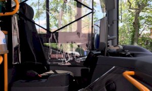 Da lunedì si tornerà a viaggiare sugli autobus, ma con distanziamento ''a scacchiera''