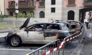 Borgo San Dalmazzo, tre auto in fiamme in via Mafalda di Savoia: sul posto i Vigili del Fuoco