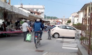 Con l'auto travolge un banco del mercato: incidente (senza gravi conseguenze) a Borgo San Dalmazzo