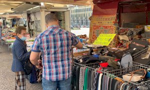Rispuntano le prime bancarelle in piazza Galimberti, Cuneo 'fa le prove' per il mercato del martedì