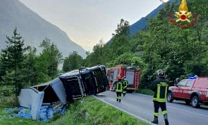 Tir carico di bottiglie d’acqua si ribalta sulla statale del colle della Maddalena: ferito il conducente