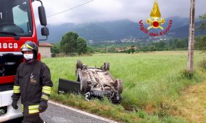 Rifreddo, auto si ribalta in un campo lungo la provinciale