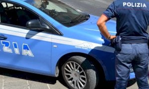 Cuneo, durante un litigio camionista lancia la tazzina da caffè addosso alla barista 