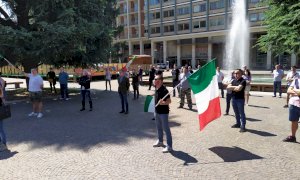 Cuneo, in piazza Europa quinto sabato di protesta per le 'mascherine tricolore'