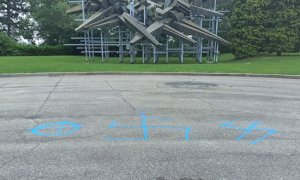 Cuneo, svastiche disegnate sull'asfalto di fronte al monumento alla Resistenza