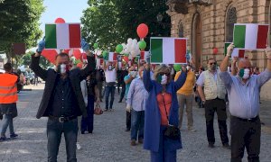 'Manifestiamo contro il peggior governo della storia del Paese': a Cuneo la protesta di Fratelli d'Italia