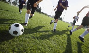 Secondo la FIGC dilettanti e giovani possono giocare a calcio, ma solo a distanza di sicurezza