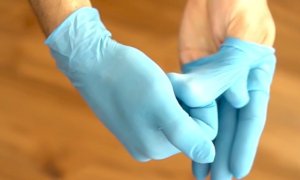 Secondo l'Oms i guanti non proteggono dal Coronavirus: 'Meglio igienizzare le mani'