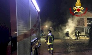 Busca, furgone va a fuoco sotto un porticato