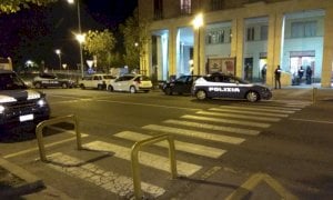 Tre ubriachi spaccano una bottiglia in testa al negoziante e scappano con l'incasso