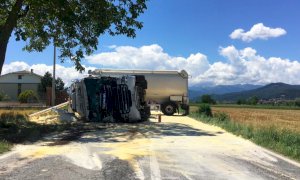 Busca, camion si ribalta: traffico interrotto sulla provinciale per Villafalletto