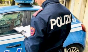 Acquistavano auto pagando con assegni falsi: arrestati due truffatori attivi anche nella Granda