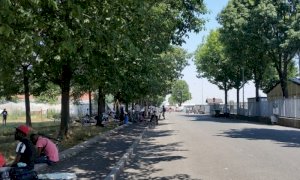 ''I lavoratori della frutta sono arrivati e stanno dormendo per strada, l'alloggiamento è un'urgenza''